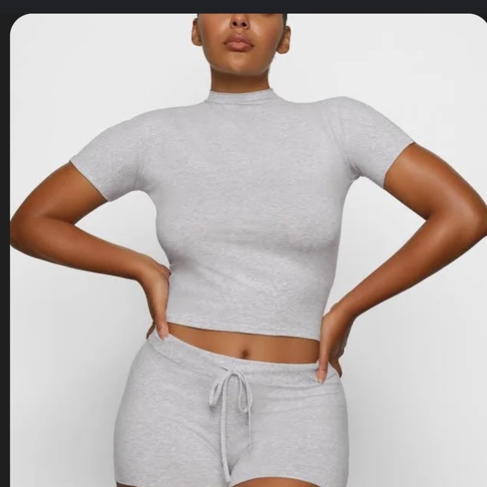Rare🌷skims cotton sleep mock neck tee. Size small ,  light heather gray.